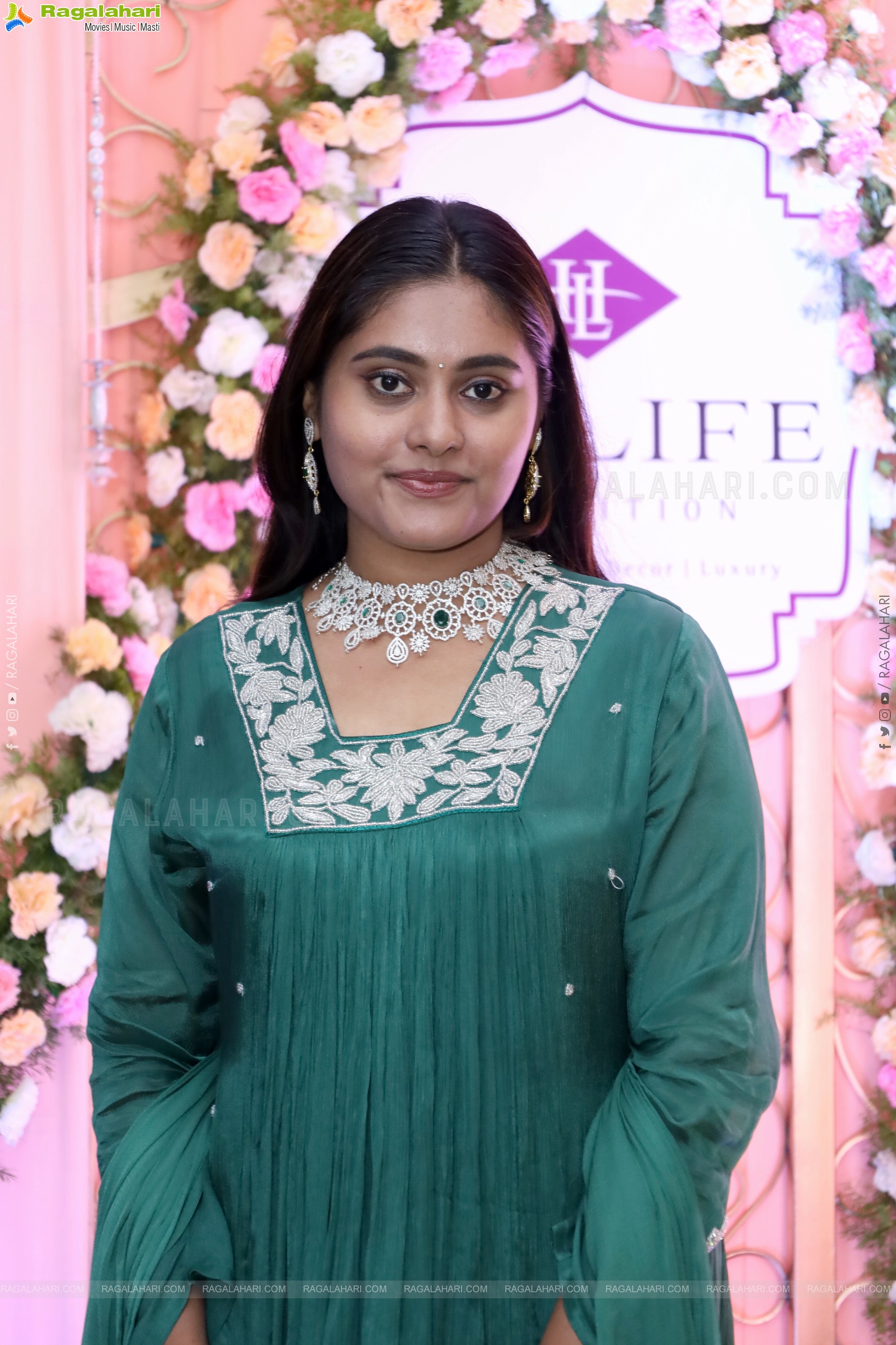 Bindhu Krishna Latest HD Stills, Photo Gallery