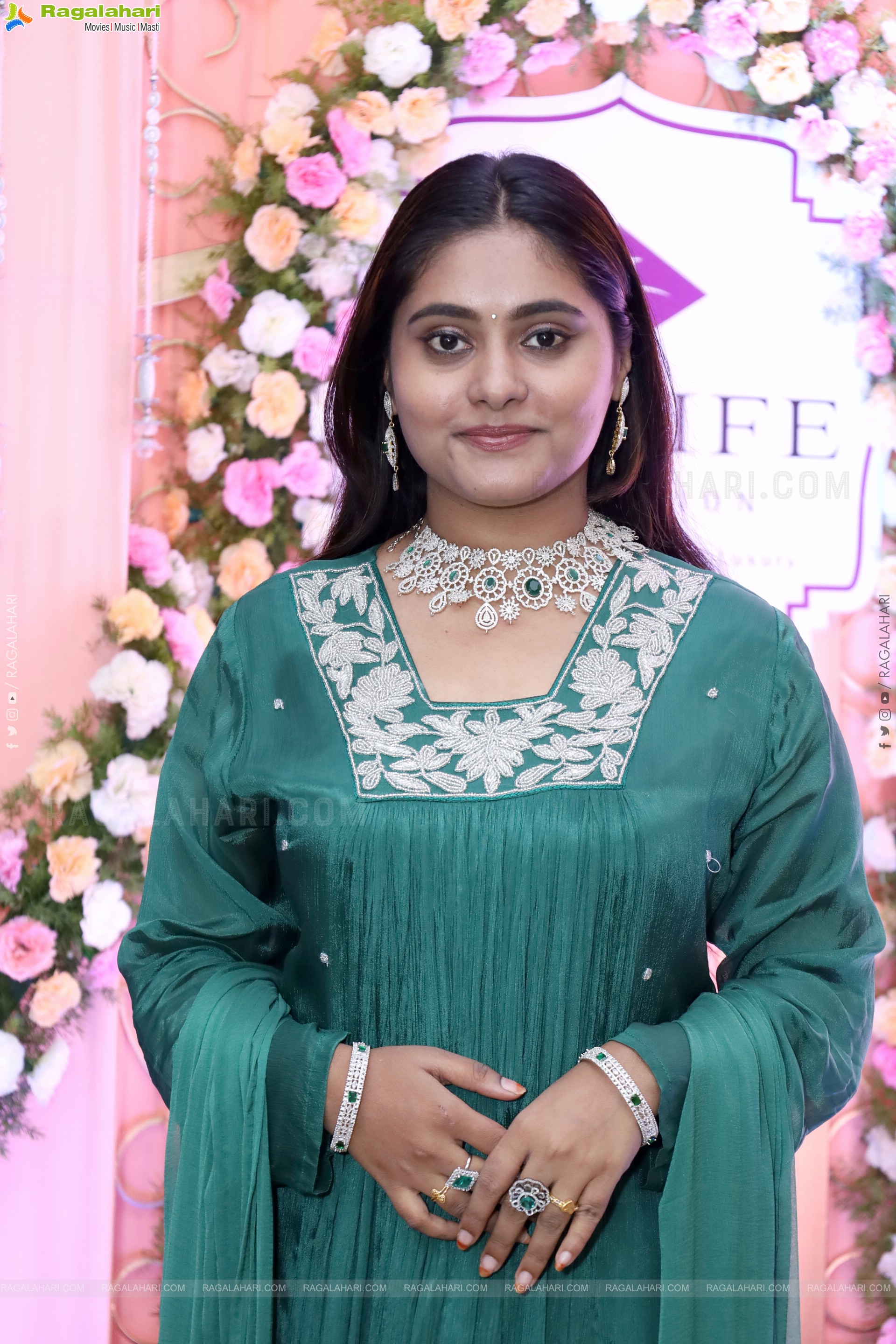 Bindhu Krishna Latest HD Stills, Photo Gallery