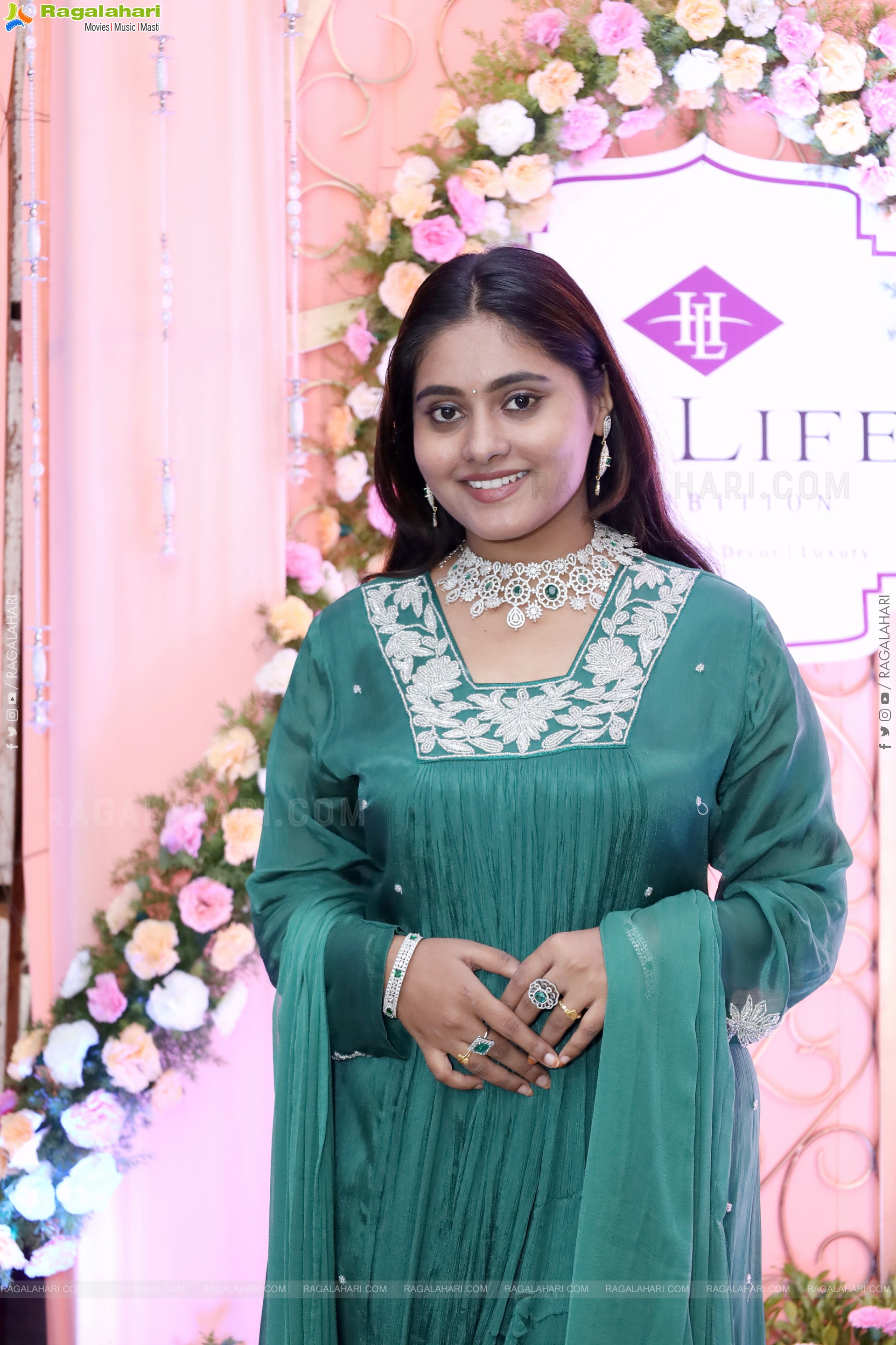 Bindhu Krishna Latest HD Stills, Photo Gallery