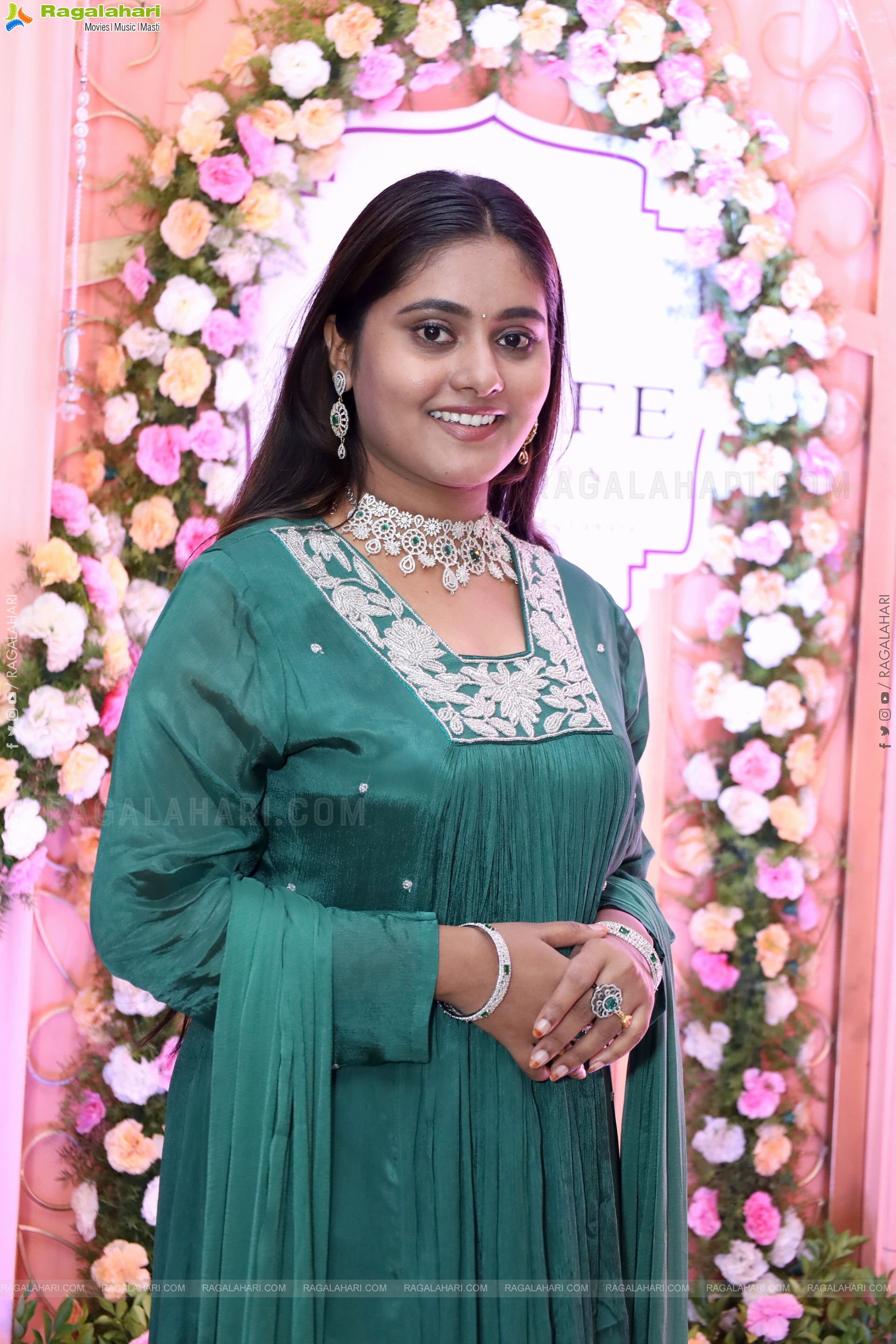 Bindhu Krishna Latest HD Stills, Photo Gallery