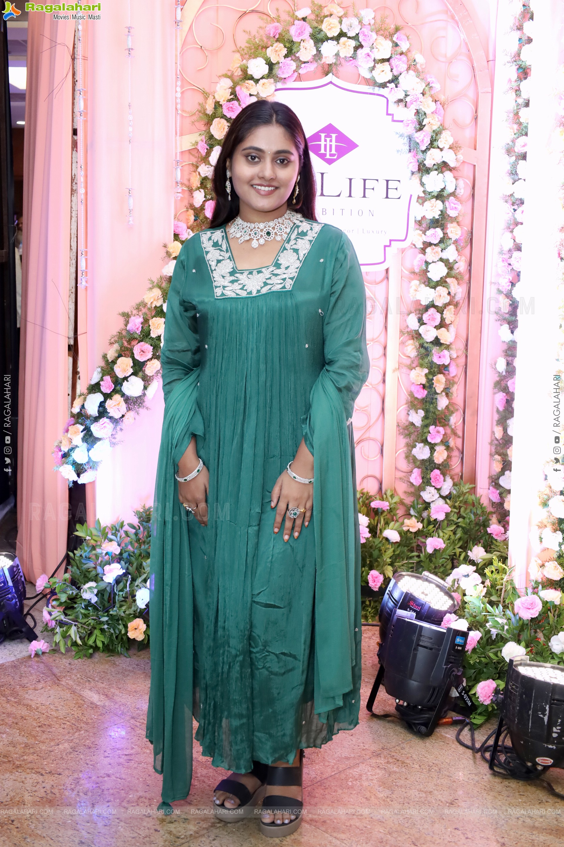 Bindhu Krishna Latest HD Stills, Photo Gallery