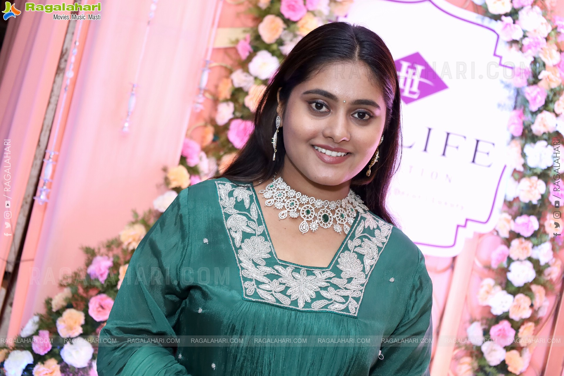 Bindhu Krishna Latest HD Stills, Photo Gallery