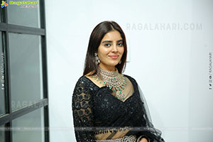 Kushitha Kallapu Stills in Black Dress, HD Gallery