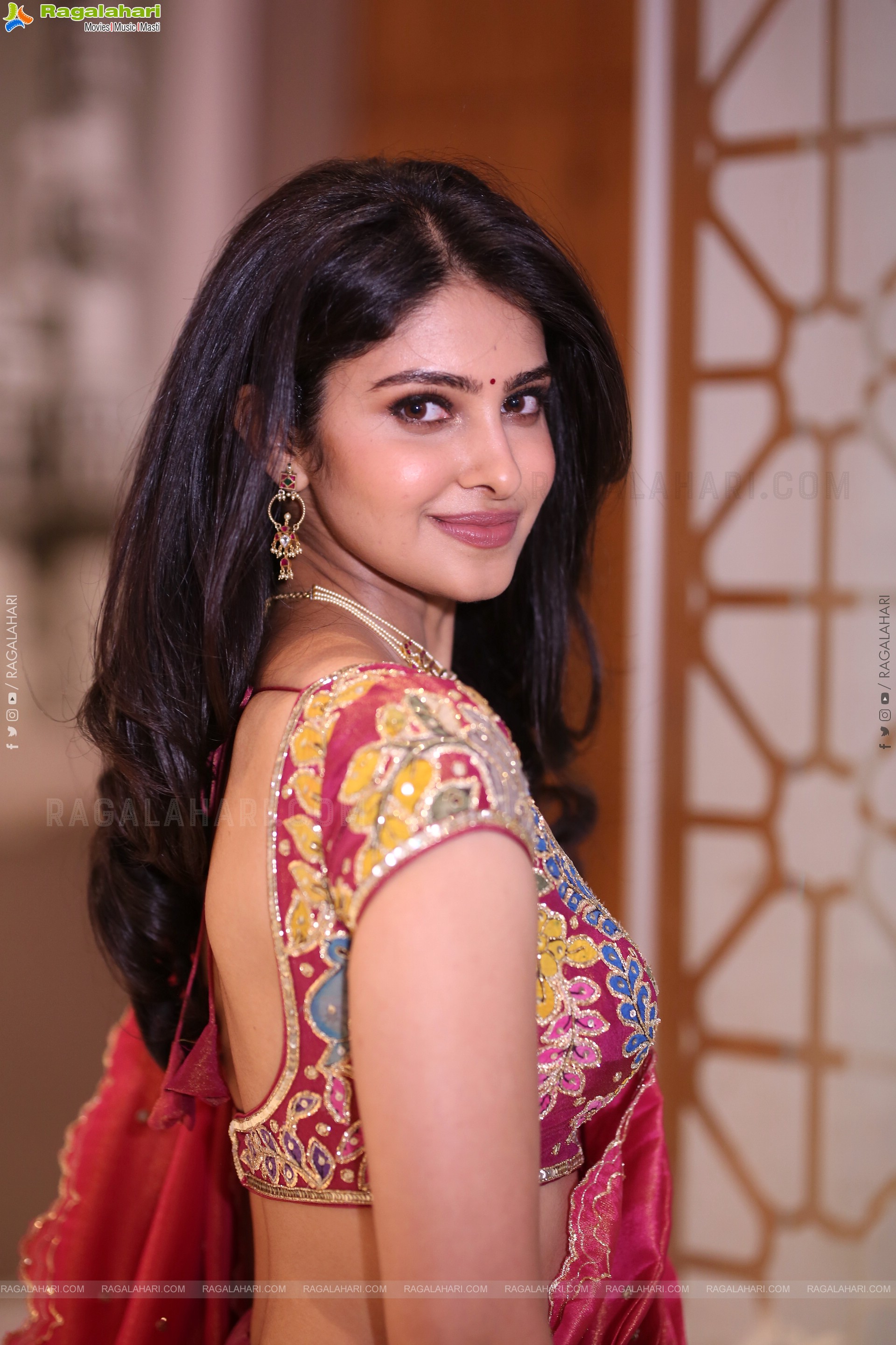 Manasa Varanasi at Devaki Nandana Vasudeva Prerelease Event, HD Gallery