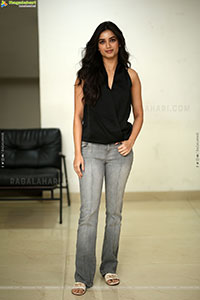 Bhagyashri Borse at Kaantha Success Meet, HD Gallery