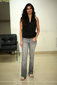 Bhagyashri Borse at Kaantha Success Meet, HD Gallery