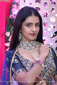 Prachi Thaker Poses with Designer Jewellery