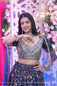 Prachi Thaker Poses with Designer Jewellery