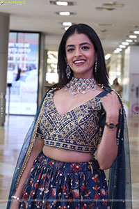 Prachi Thaker Poses with Designer Jewellery