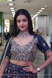 Prachi Thaker Poses with Designer Jewellery