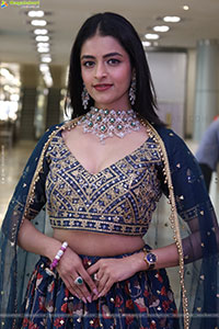 Prachi Thaker Poses with Designer Jewellery