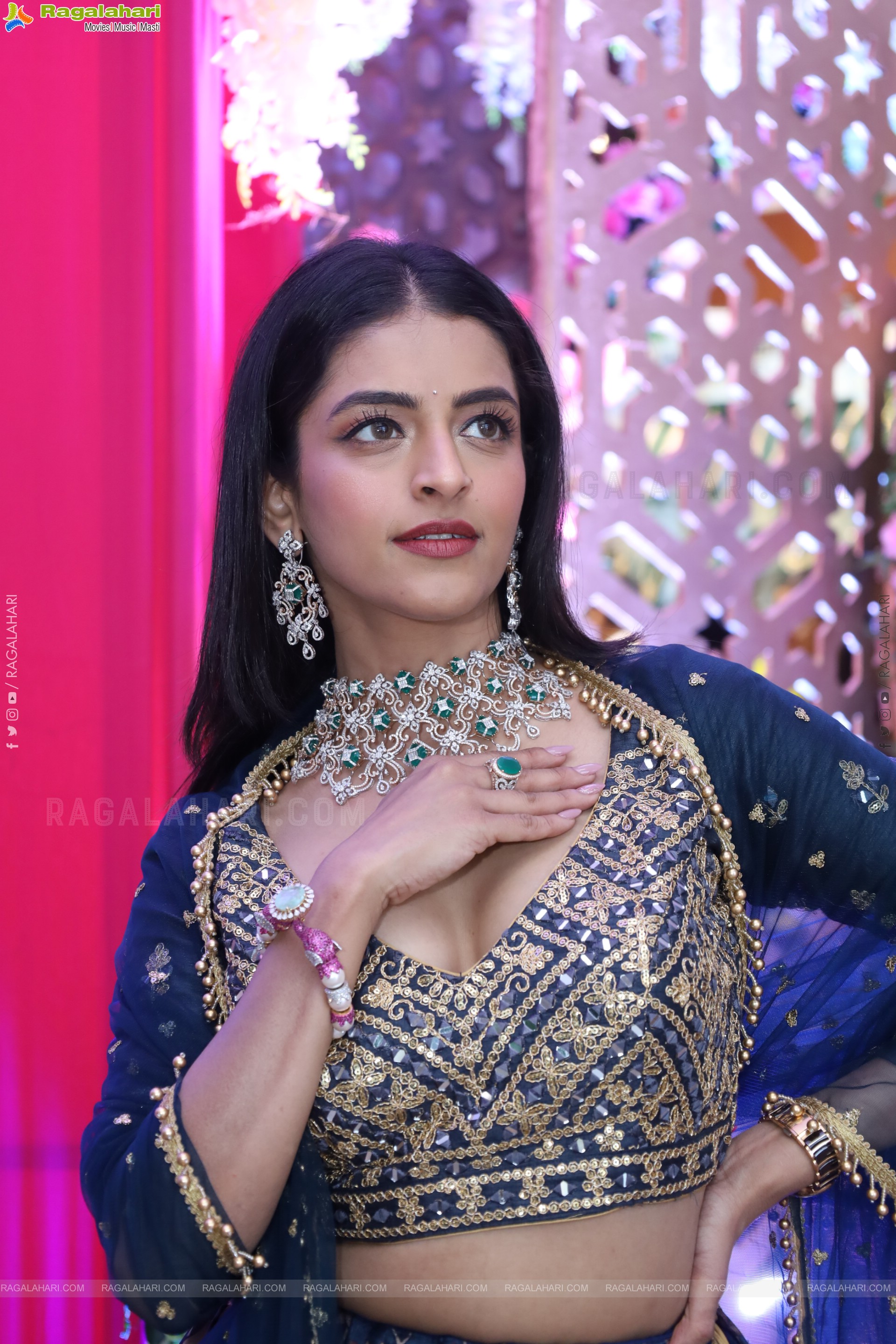 Prachi Thaker Poses with Designer Jewellery, HD Gallery