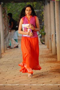 Tejaswini in Artham Chesukoru