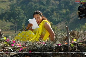 Tejaswini in Artham Chesukoru