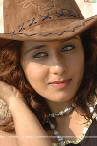 Tejaswini in Artham Chesukoru