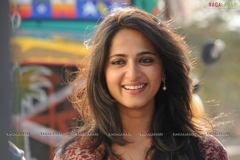 Anushka Shetty Khaleja Movie Stills, HD Gallery, Images