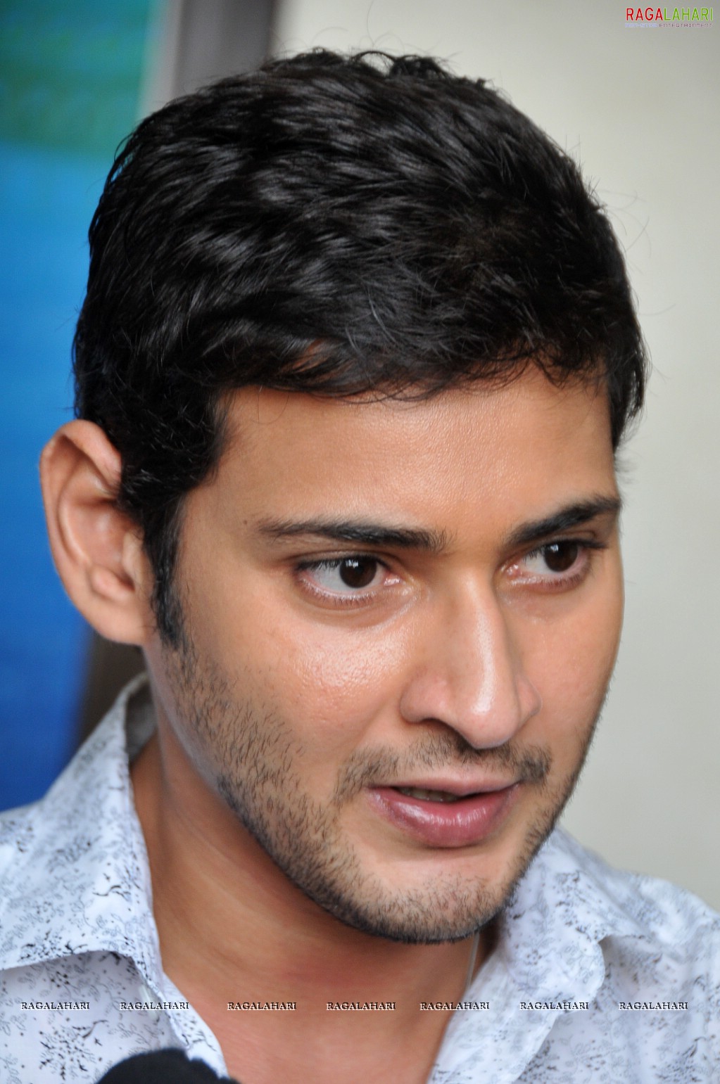 Mahesh Babu at Khaleja Movie Success Meet, HD Gallery, Images