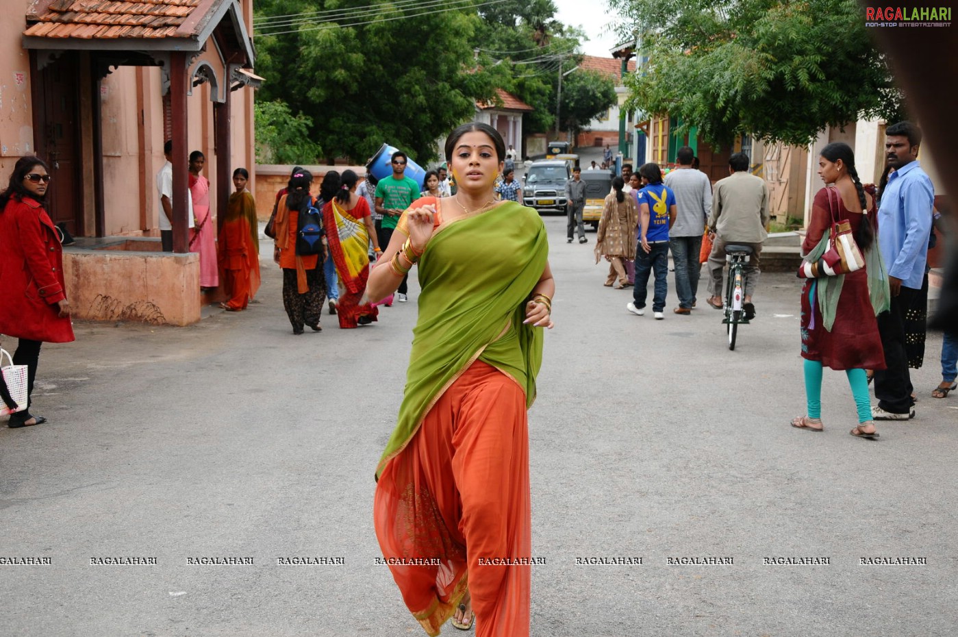 Priyamani Hot Stills from Ragada Movie, Gallery, Images