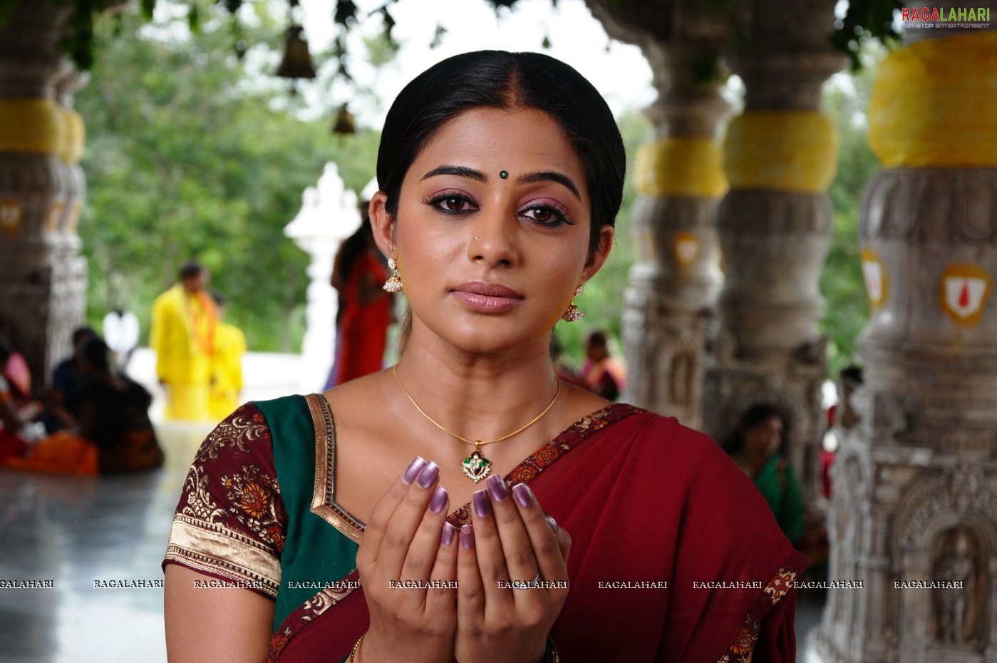 Priyamani Hot Stills from Ragada Movie, Gallery, Images