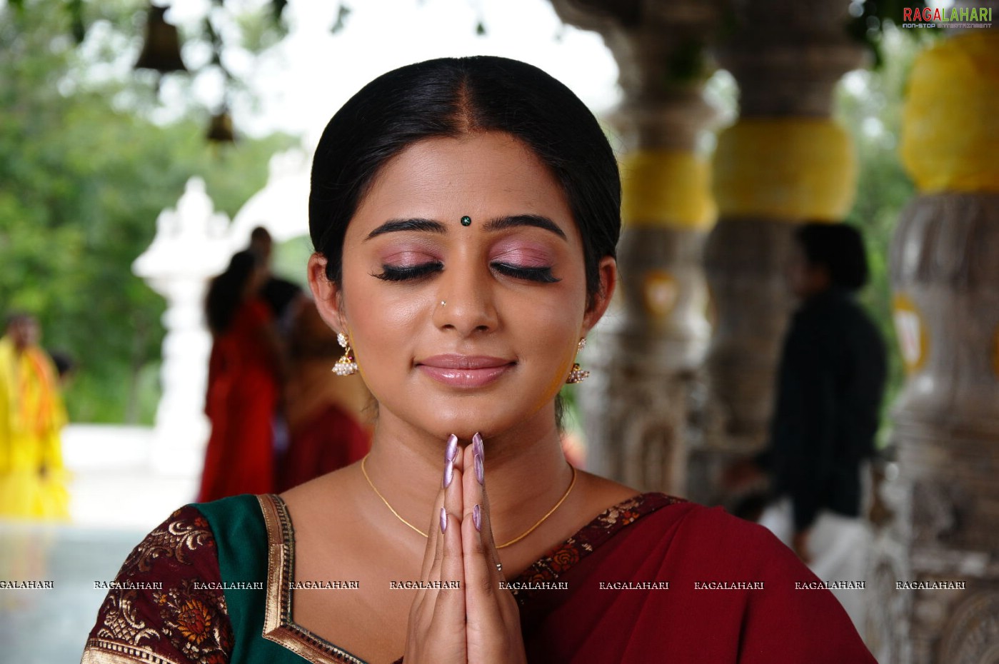 Priyamani Hot Stills from Ragada Movie, Gallery, Images