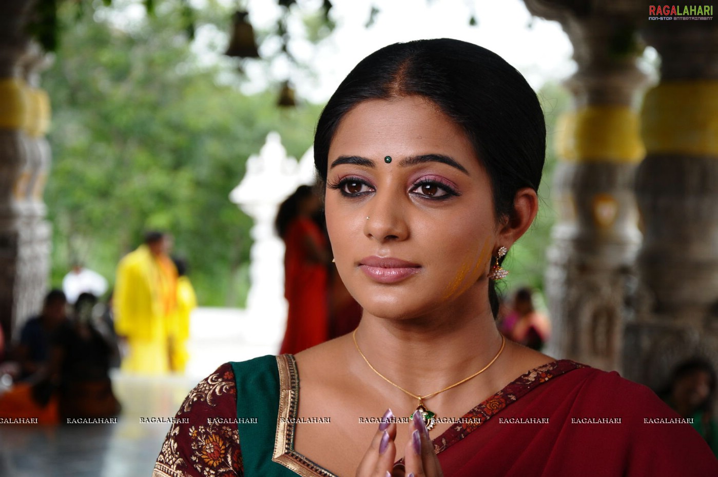 Priyamani Hot Stills from Ragada Movie, Gallery, Images