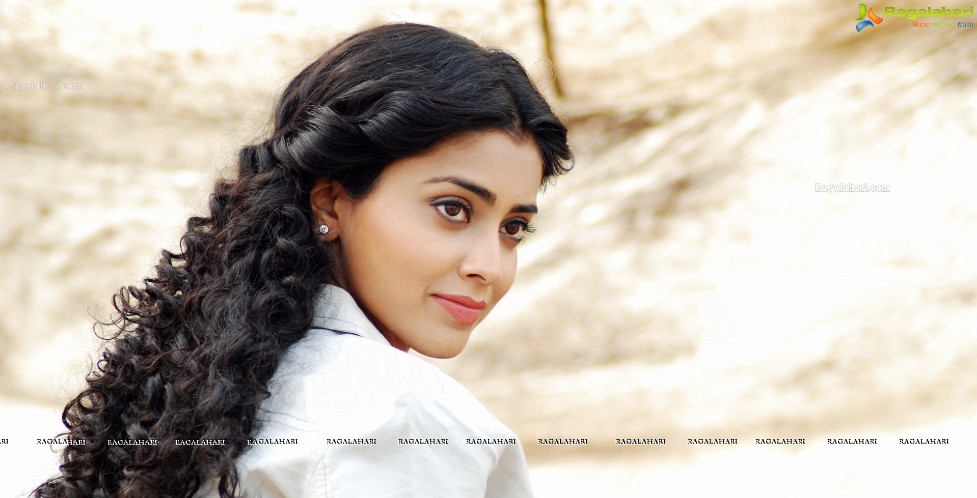 Shriya Saran - HD Gallery