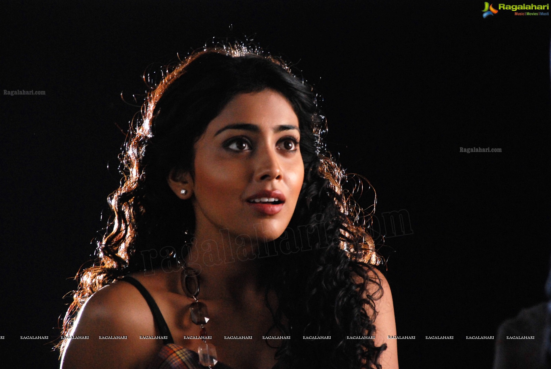 Shriya Saran - HD Gallery