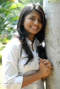 Bus Stop Heroine Rakshita