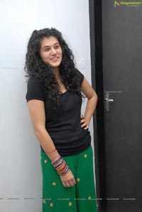 Red FM Model Taapsee