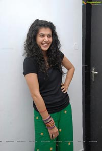 Red FM Model Taapsee