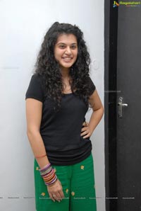 Red FM Model Taapsee