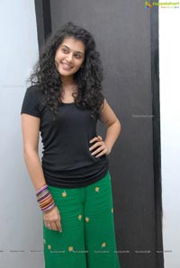 Red FM Model Taapsee