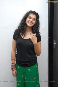 Red FM Model Taapsee