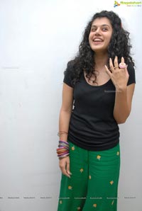 Red FM Model Taapsee