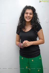 Red FM Model Taapsee