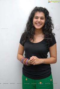 Red FM Model Taapsee