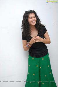 Red FM Model Taapsee