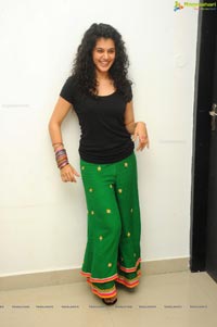 Red FM Model Taapsee