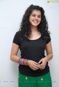 Red FM Model Taapsee