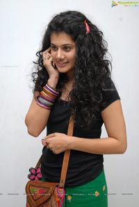 Red FM Model Taapsee