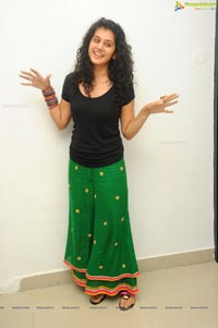 Red FM Model Taapsee