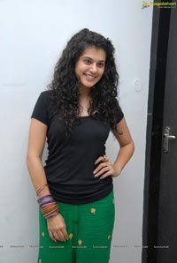 Red FM Model Taapsee