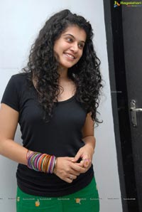 Red FM Model Taapsee