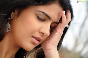 Deeksha Seth in Vettai Mannan