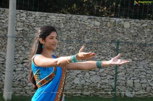 Deeksha Seth in Vettai Mannan