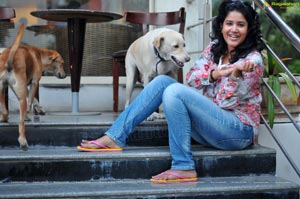 Soumya Bollapragada feeding Street Dogs