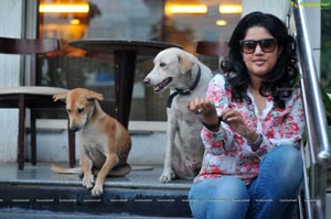 Soumya Bollapragada feeding Street Dogs