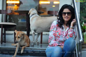 Soumya Bollapragada feeding Street Dogs