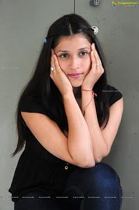 Priyanka Chopra Cousin Barbie Handa Photos