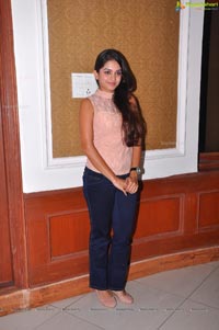 Sheena Shahabadi in Nuvve Naa Bangaram